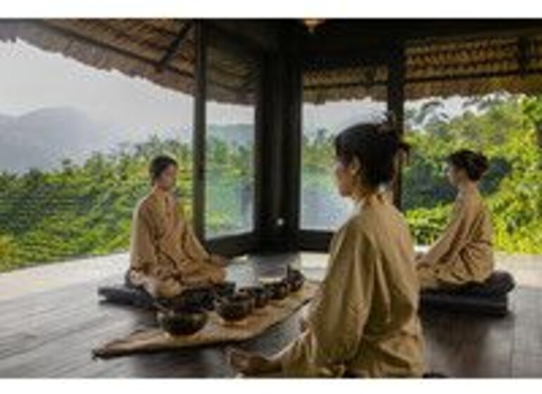 Séance de méditation avec bols chantants face aux rizières en terrasses, Avana Retreat