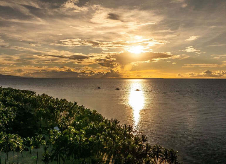 Vue sur la mer au coucher du soleil depuis le South Palms Resort Panglao, Philippines