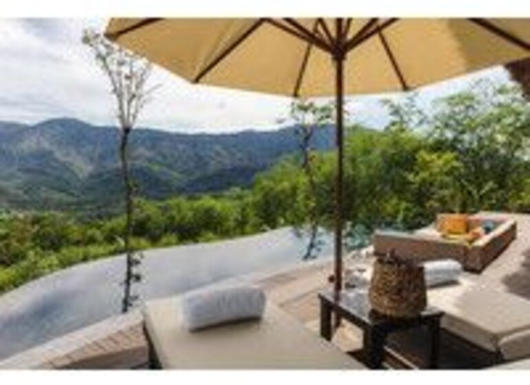 Piscine à débordement et terrasse de la villa Senna avec vue sur les collines, Avana Retreat