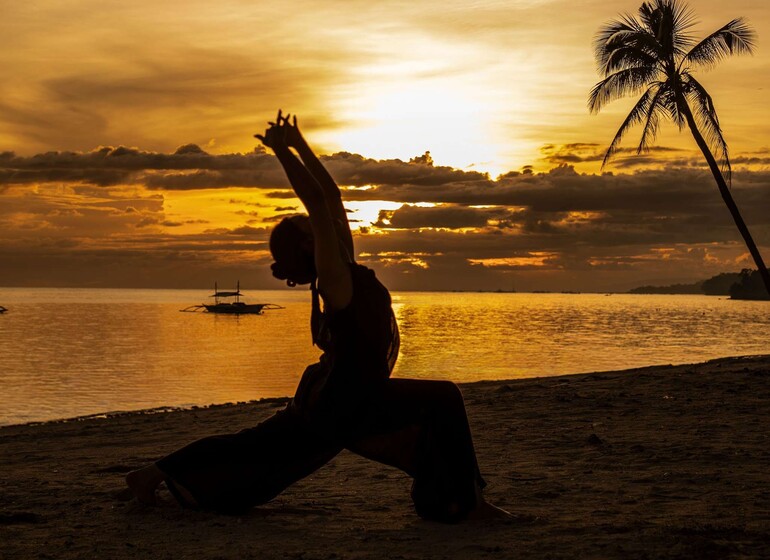 Yoga sur la plage du South Palms Resort Panglao, Philippines
