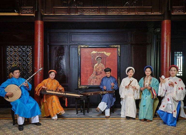Musiciens en tenues traditionnelles à Phú Mộng, Ancient Hue