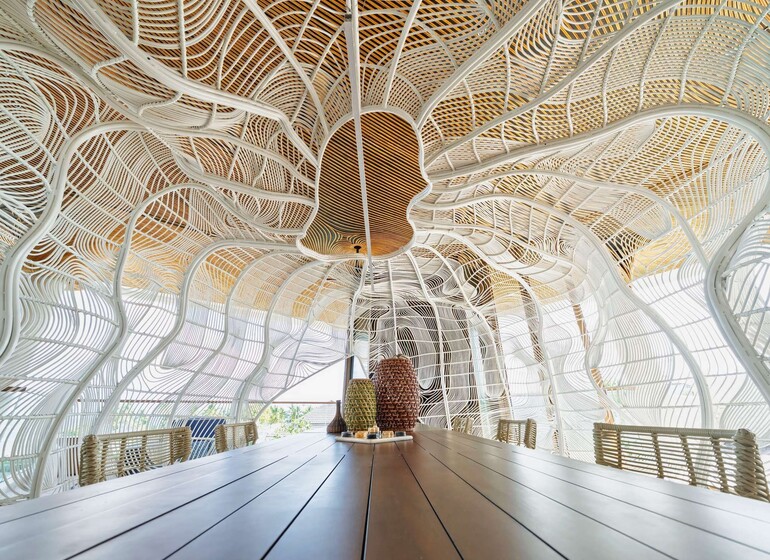 Table en bois et chaises en osier sous une architecture blanche, South Palms Resort Panglao, Philippines